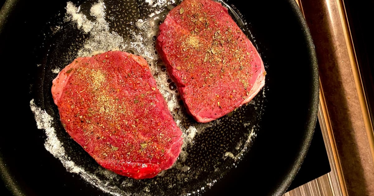 Wokpan met inductiegeschikte platte bodem op een inductiekookplaat