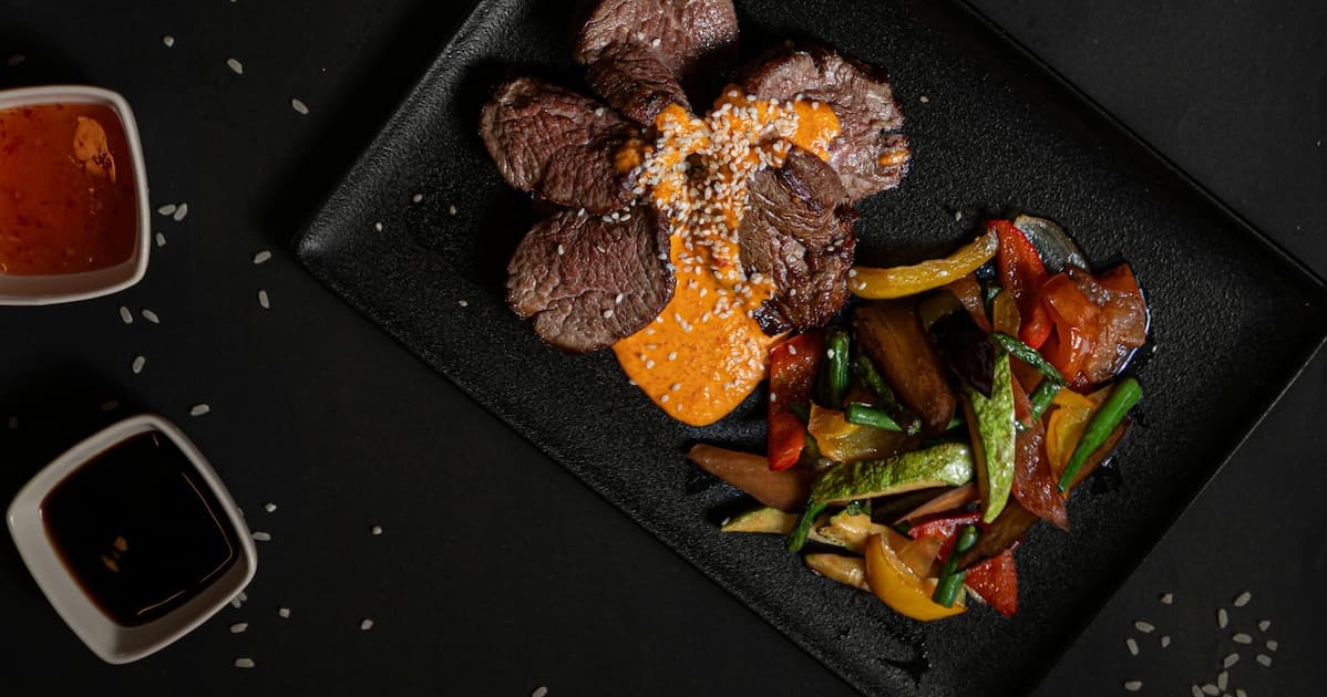 Teppanyaki-bakplaat op een inductiekookplaat voor Japans koken